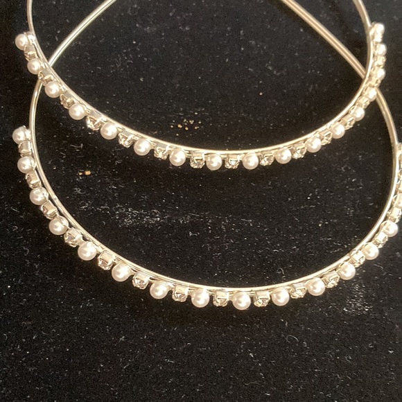 Pearl & Bling headband set in silver tone metal Round ball ends for ease of wear - Picture 6 of 6